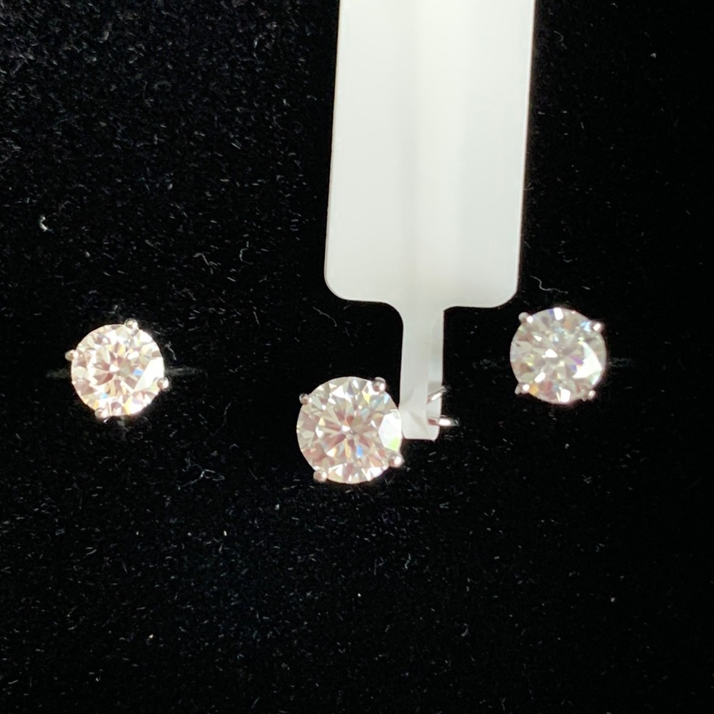Stud earrings and solitaire pendant